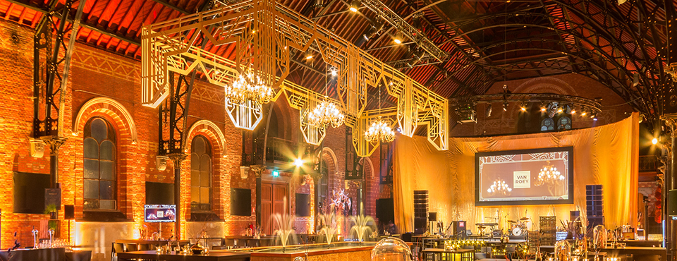 QBE created a shiny Gatsby-themed party for Groep Van Roey using a golden fabric: LurexVoile 100.